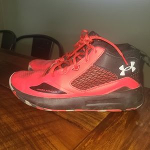 Mens/boys size 9 Under Armour sneakers.